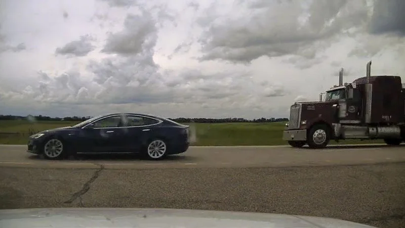 Tesla bez kierowcy pędzi autostradą? Nie, to tylko prowadzący ucina sobie drzemkę