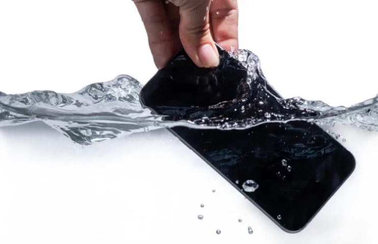 Wodoodporność smartfonów to ściema? Oto kruczki z zapisów gwarancyjnych