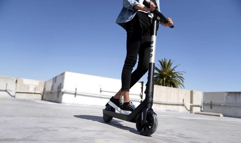 Hulajnogi elektryczne amerykańskiej marki Bird dostępne w Polsce