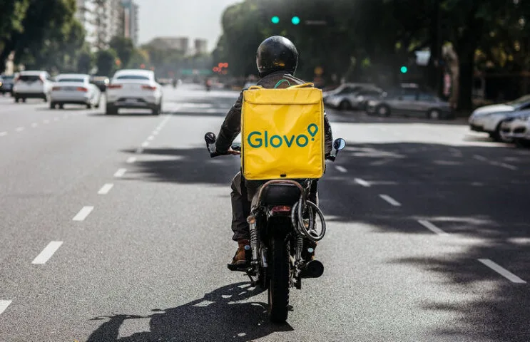 Glovo oferuje teraz dostawę alkoholu