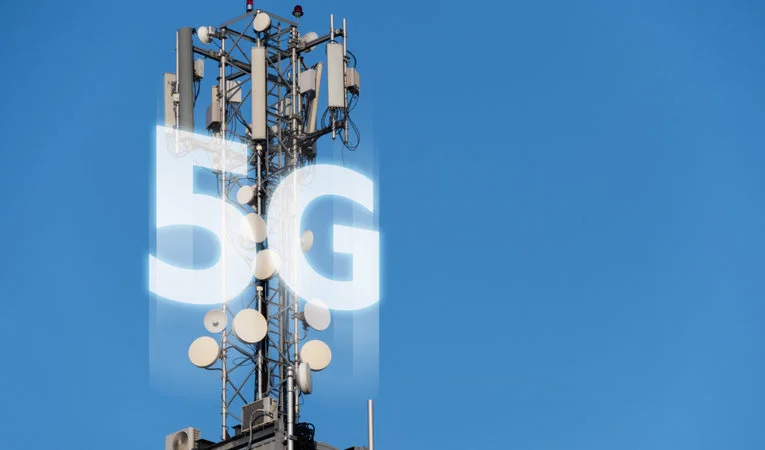 Polacy obawiają się pola elektromagnetycznego, w tym 5G? Raport