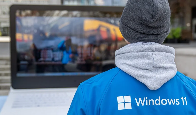 Dwa ogromne laptopy z Windows 11 połączyły przechodniów z Warszawy i Gdańska