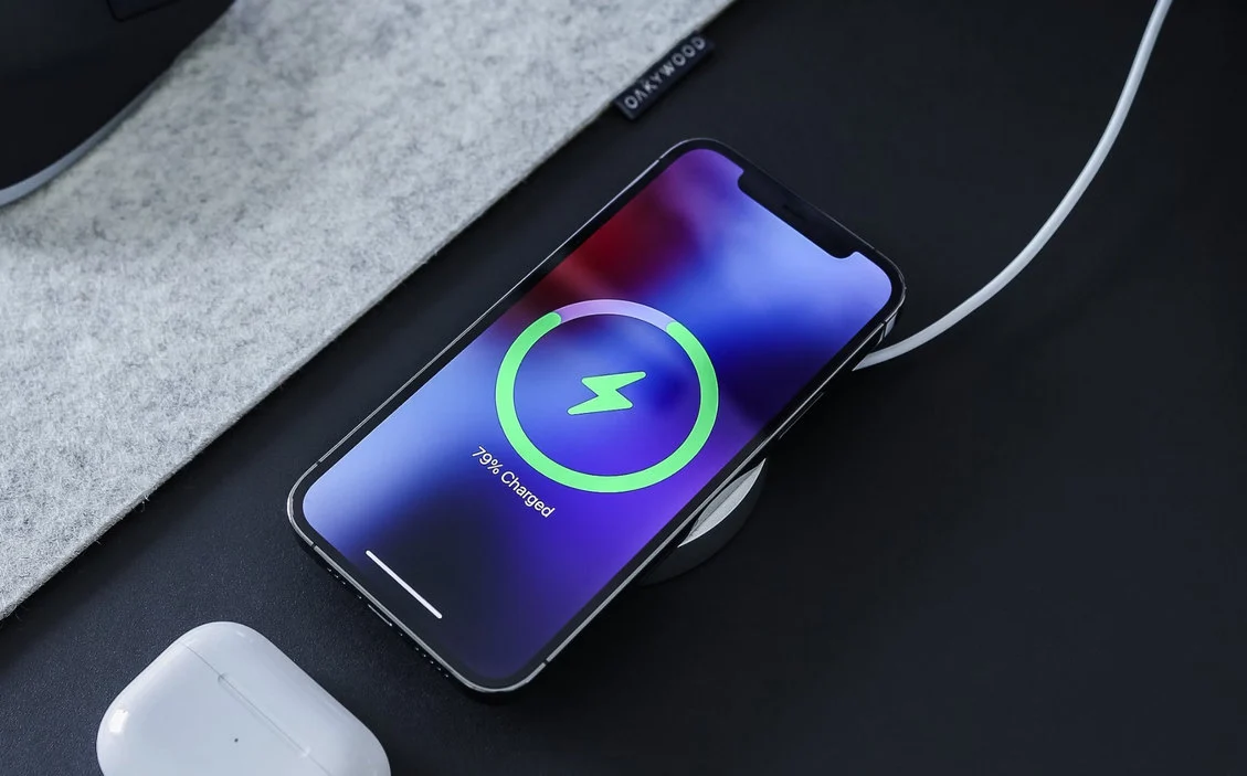 Cios w Apple. Wstrzymanie sprzedaży iPhone’ów bez ładowarki