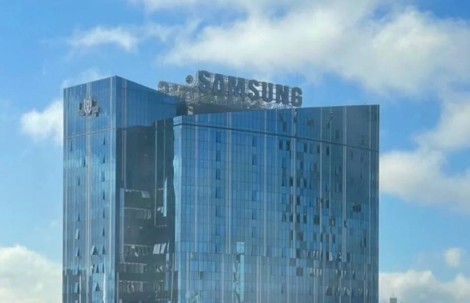 Budynek Samsunga uszkodzony przez rosyjski atak rakietowy w Kijowie