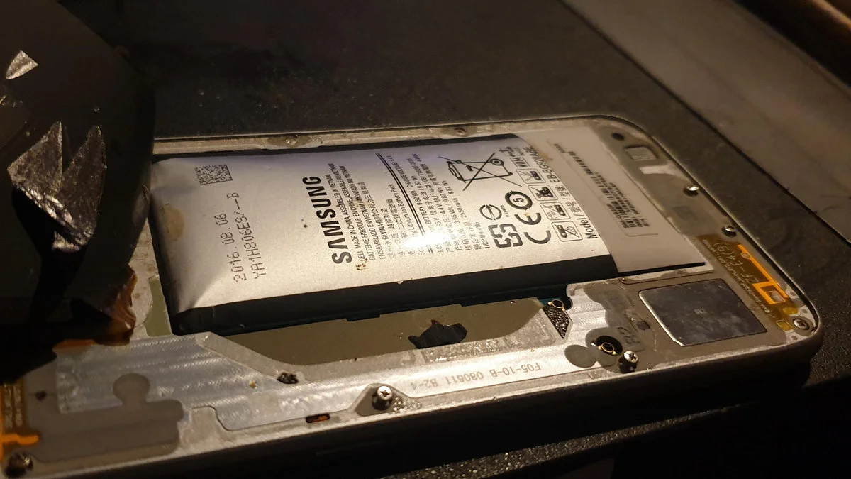 Baterie smartfonów Samsung puchną. YouTuber pokazuje skalę problemu