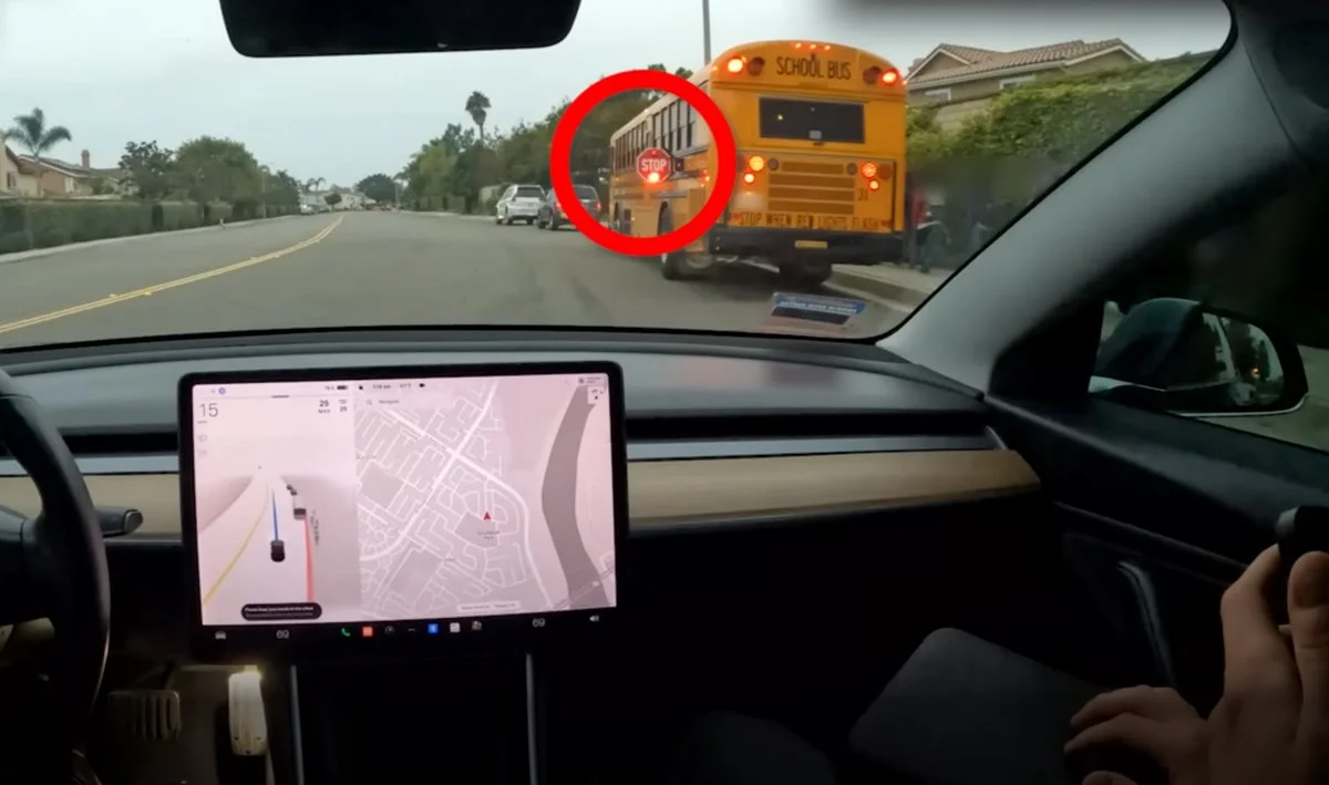 Tesla wycofuje wadliwe oprogramowanie. Autonomiczna jazda „może spowodować awarię”