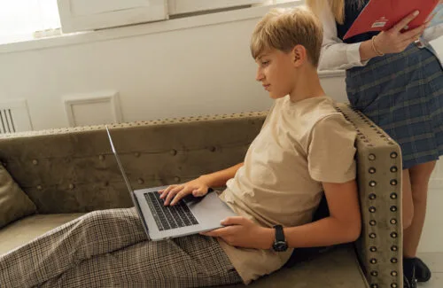 Ile wydać na laptopa dla dziecka? Czy warto wydać więcej?