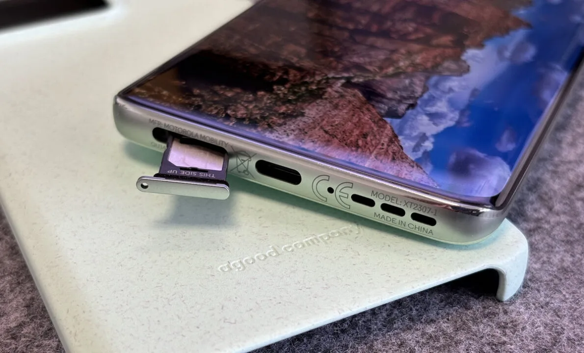Slot na kartę SIM w w Motoroli Edge 40 Neo