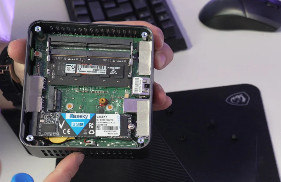 Wnętrze komputera GMK M2 Mini PC
