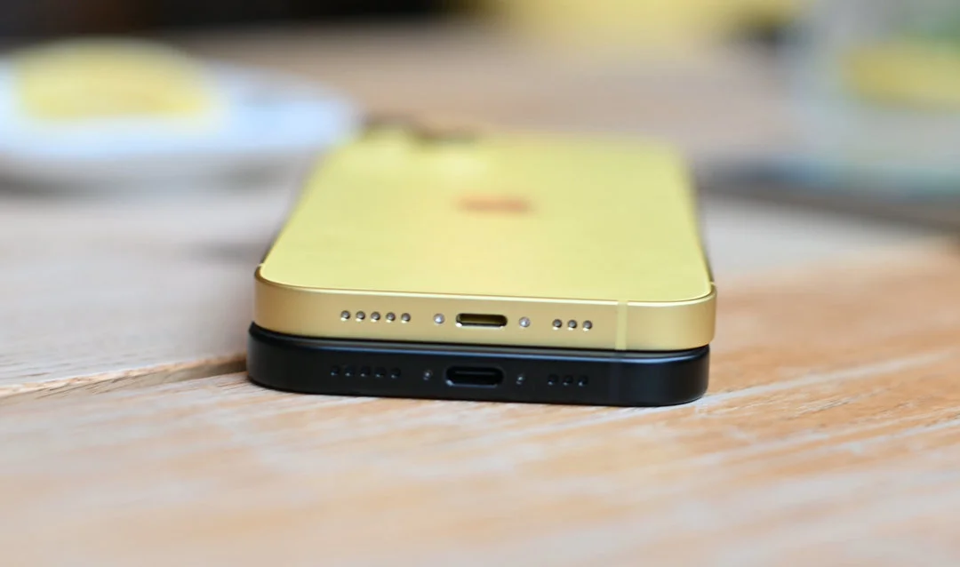 iPhone 14 (żółty) ze złączem Lightning  i iPhone 15 (czarny) z USB-C