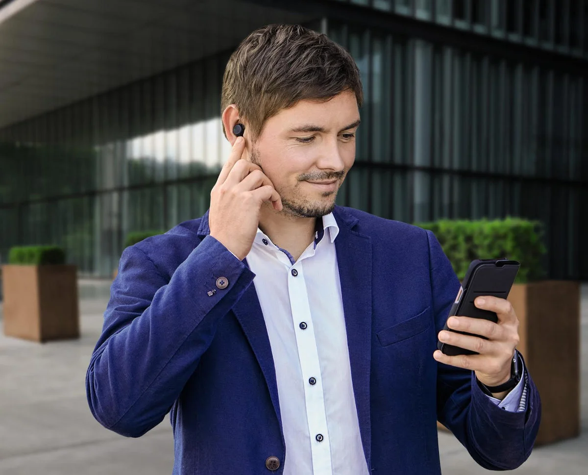 Sterowanie odbywa się za pomocą panelu dotykowego, stukając palcem w jedną ze słuchawek