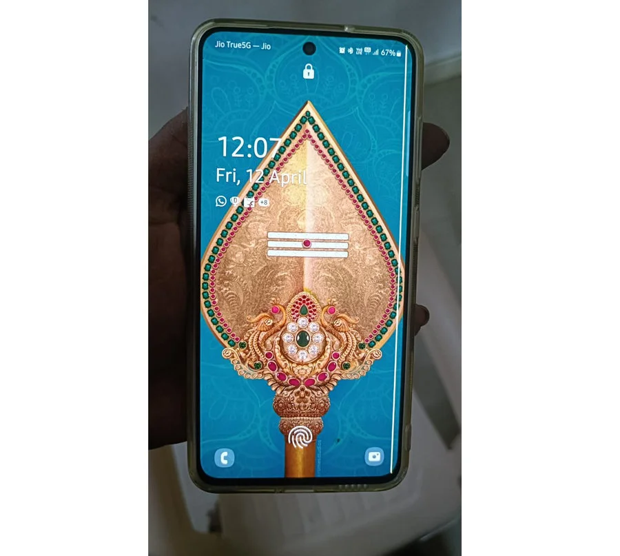 Uszkodzony ekran w Galaxy S21 FE / foto X @Babu__R