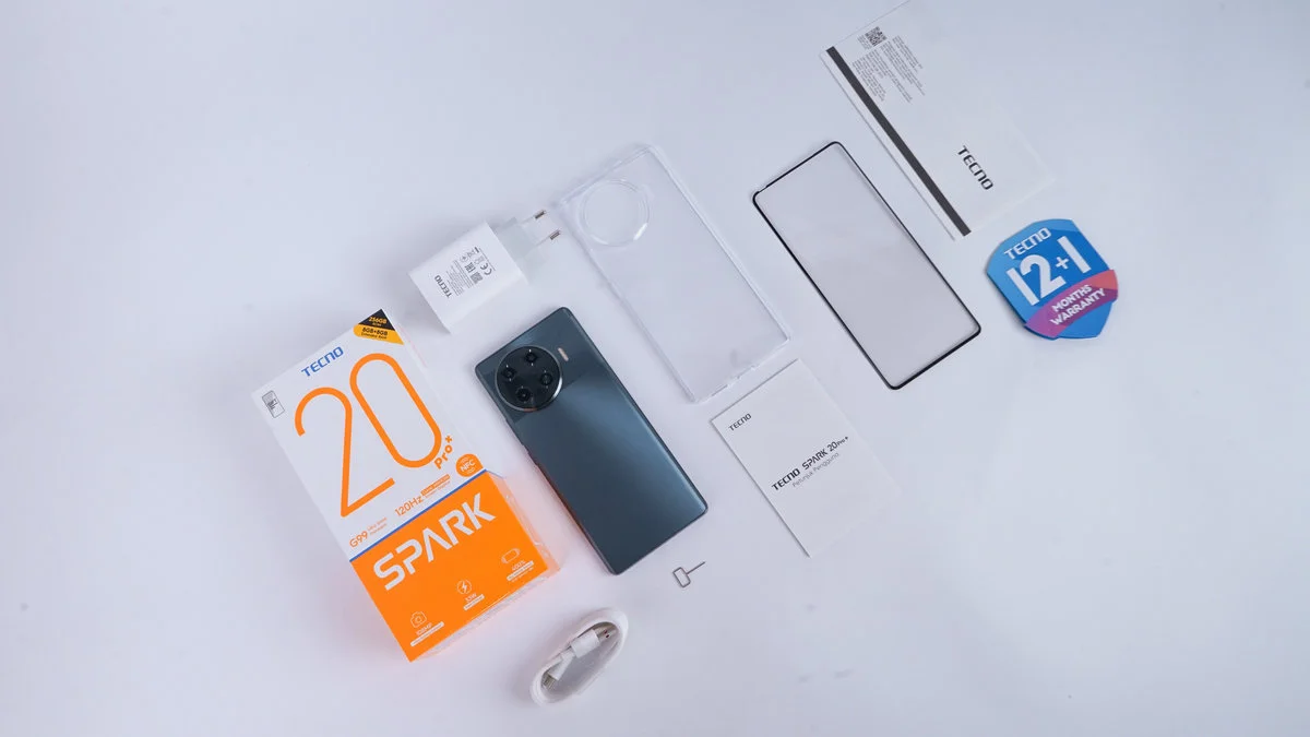 TECNO SPARK 20 Pro+ z zestawem akcesoriów