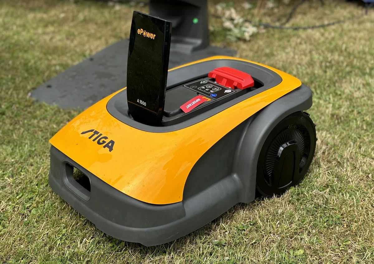 Pod pokrywą umieszczono uproszczony panel sterowania