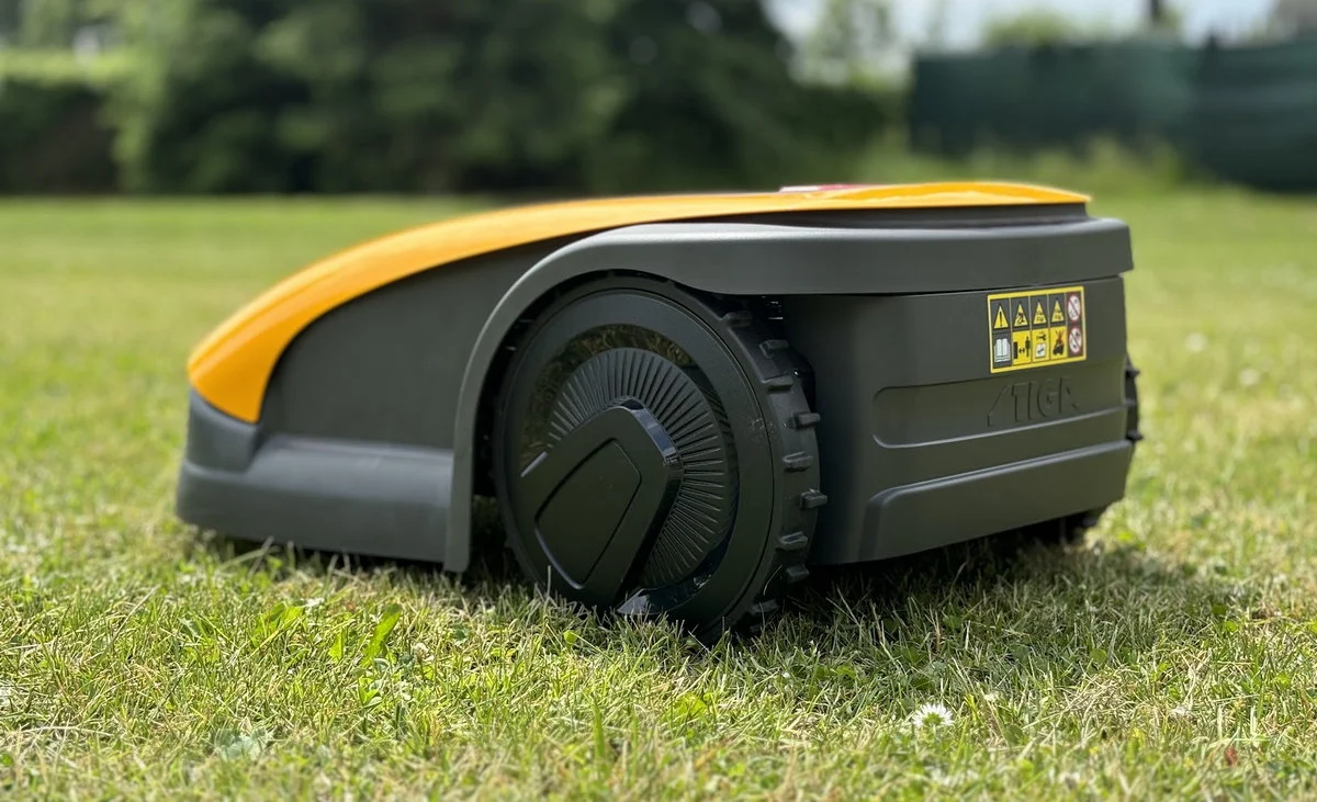 Stiga A 1500 podczas pracy w ogrodzie