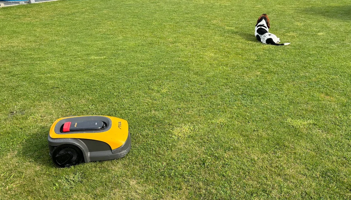 Stiga A 1500 podczas pracy w ogrodzie