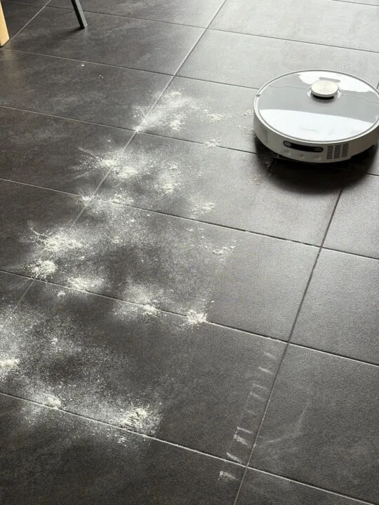 Test odkurzania - rozsypana mąka