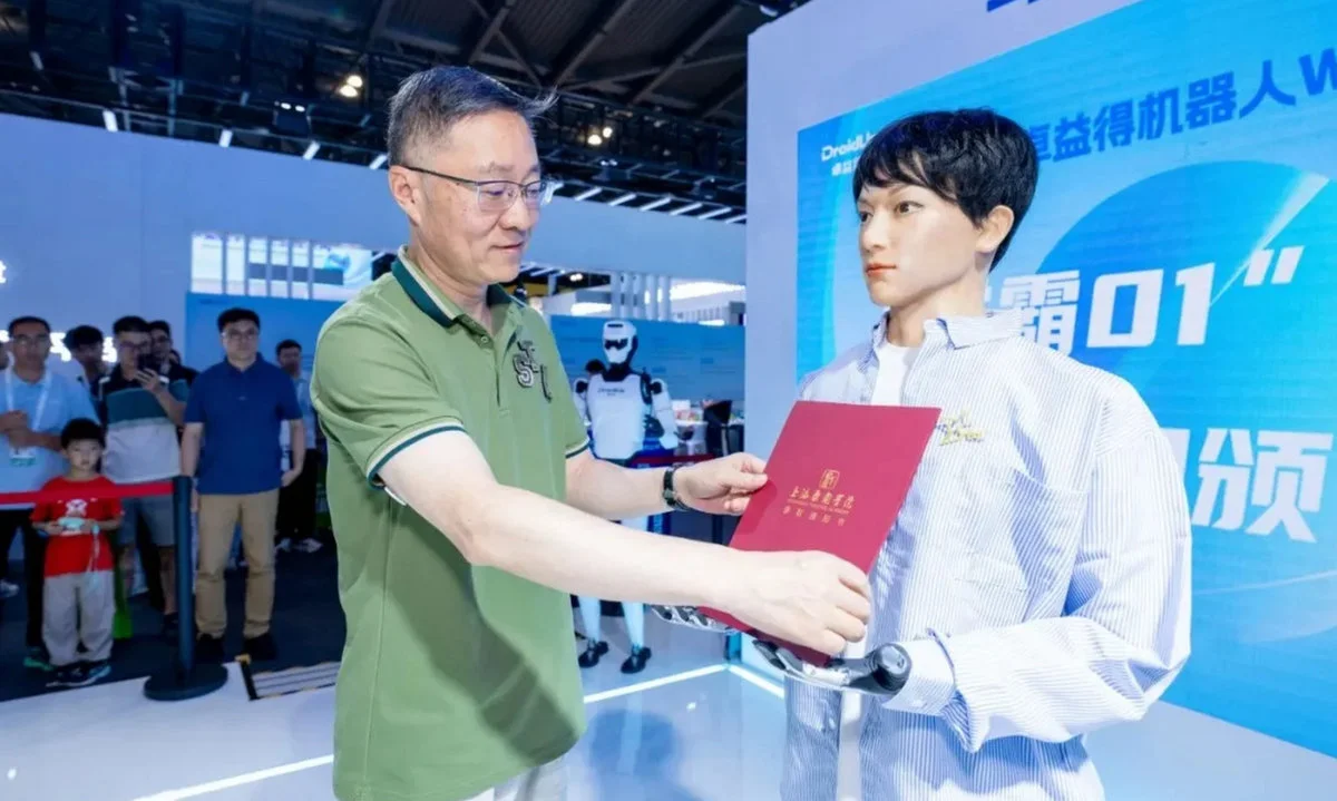 Humanoidalny robot przyjęty na studia. Domyślacie się gdzie?