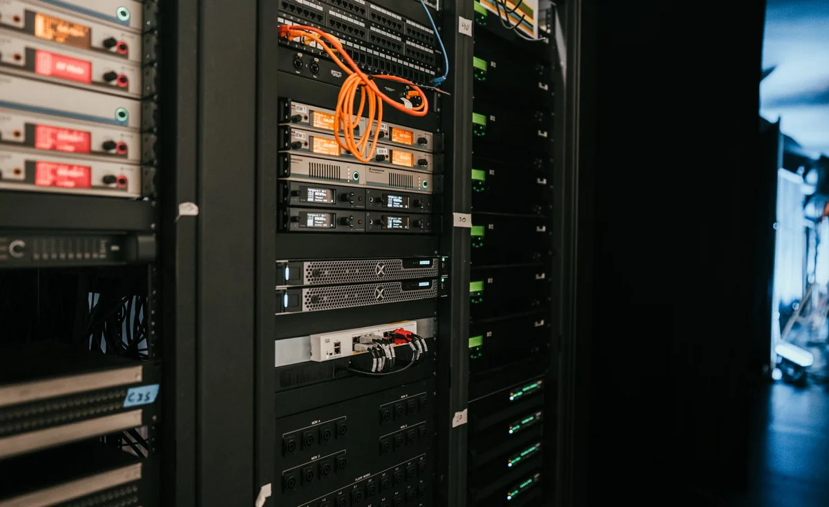 Nowoczesne usługi hostingowe opierają się na ultraszybkich dyskach NVMe SSD