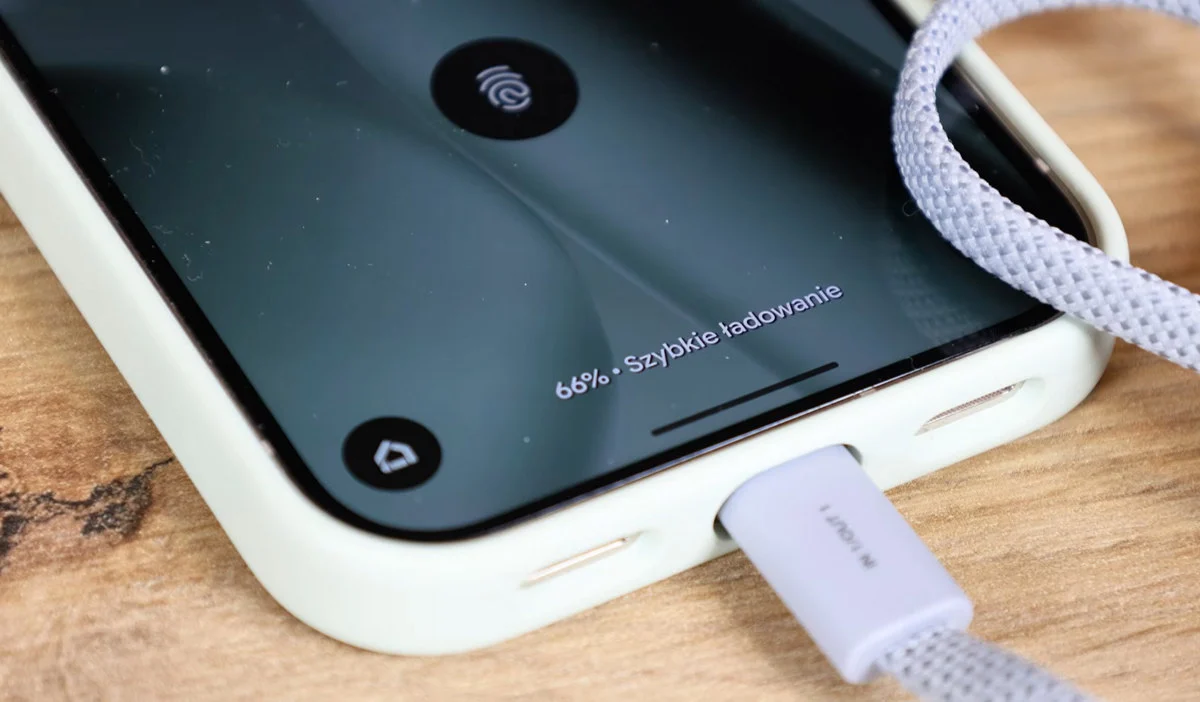 Twój powerbank może oszukiwać. Dlaczego telefon ładuje się wolno?
