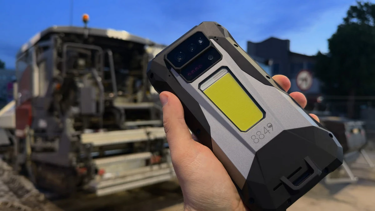 8849 TANK X. Smartfon, który wygląda jak skrzynka narzędziowa. Test niezwykłego pancerniaka z projektorem