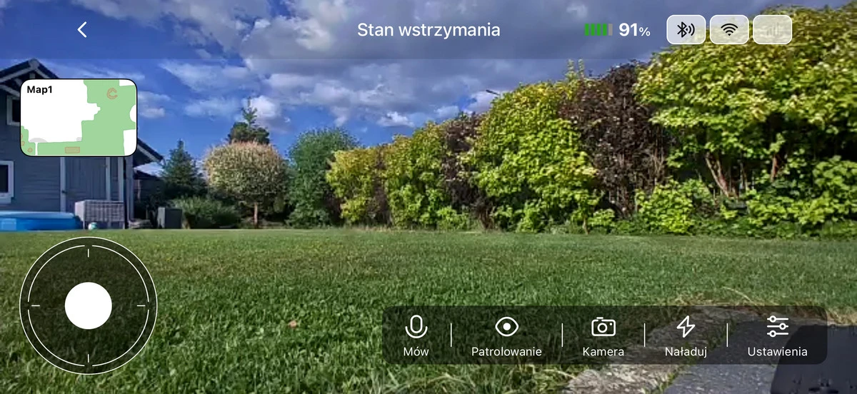 Widok z kamery wbudowanej w robota koszącego MOVA
