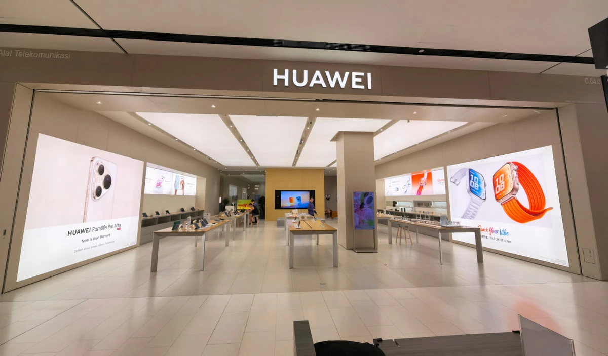 Ekspozycja z reklamami Huawei Pura 90s Pro Max