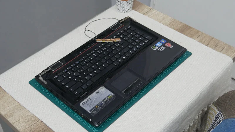Gamingowy stary laptop MSI przeistoczył się w destop w stylu eko