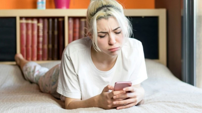 smutna kobieta smartfon