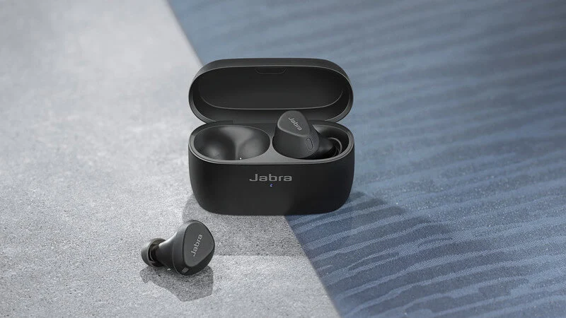 Słuchawki Jabra Elite 4 Active, poprawiające słuch Enhance Plus i kamerka PanaCast 20