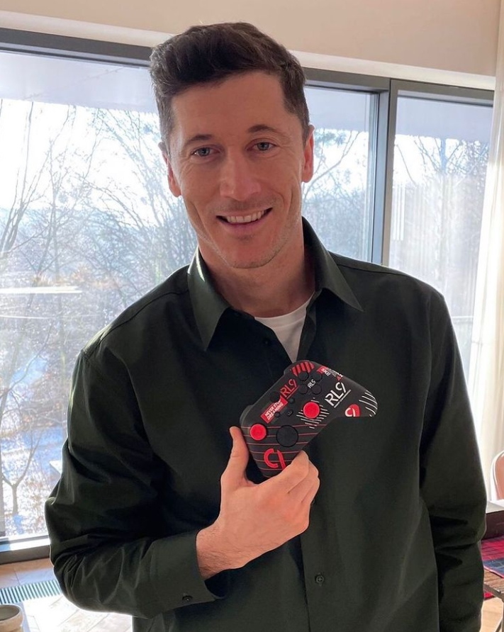 robert lewandowski kontroler ps xbox 4