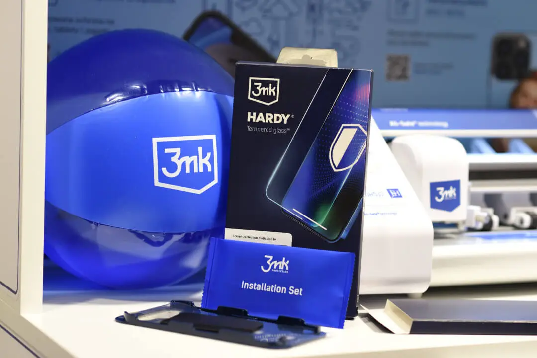 W zestawie znajduje się wygodny aplikator, aby nakładanie szkła przebiegło bez problemów