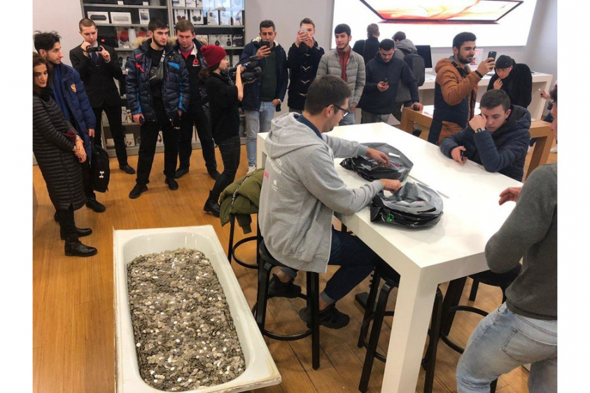 Dude-buys-iPhone-XS-in-Russia-pays-with-a-bathtub-full-of-coins