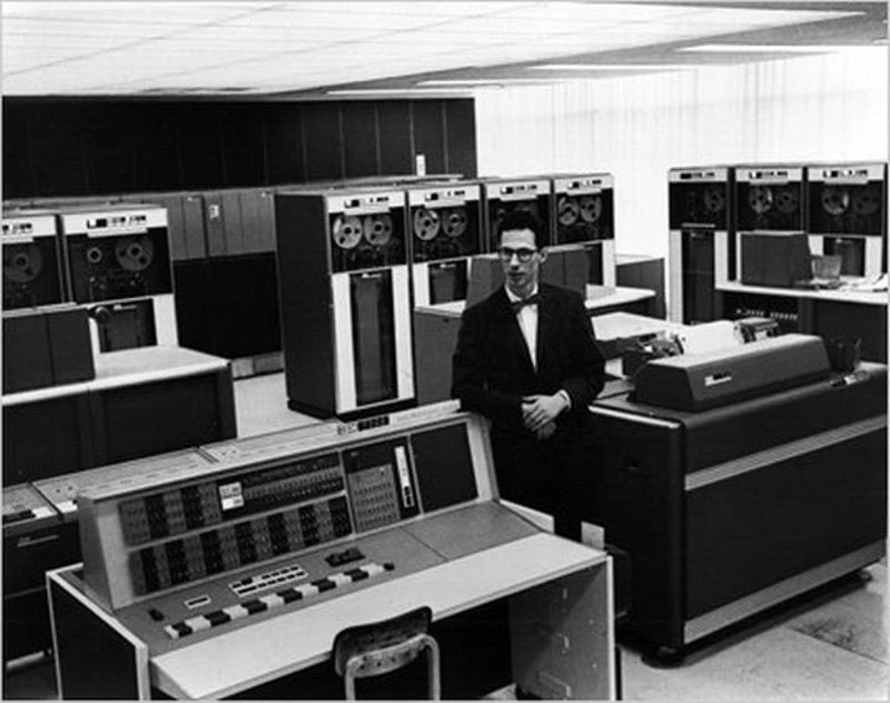2Corbato-with-computer-in-1965