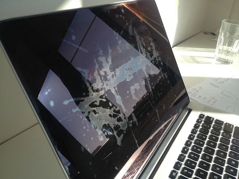 macbook powolka antyrefleksyjna sie odkleja