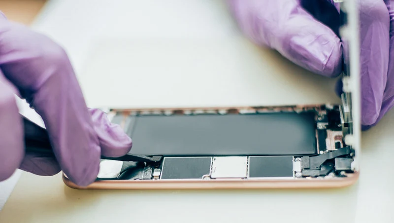 wymiana baterii w telefonie