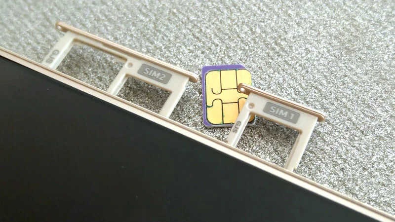 Wyjęte taci kart nanoSIM i microSD