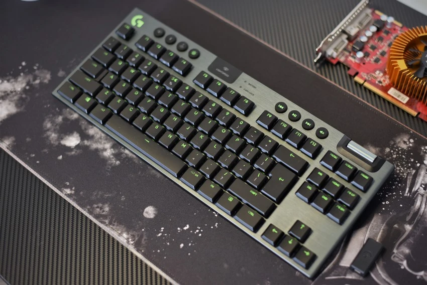 Logitech G915 TKL 2020 1