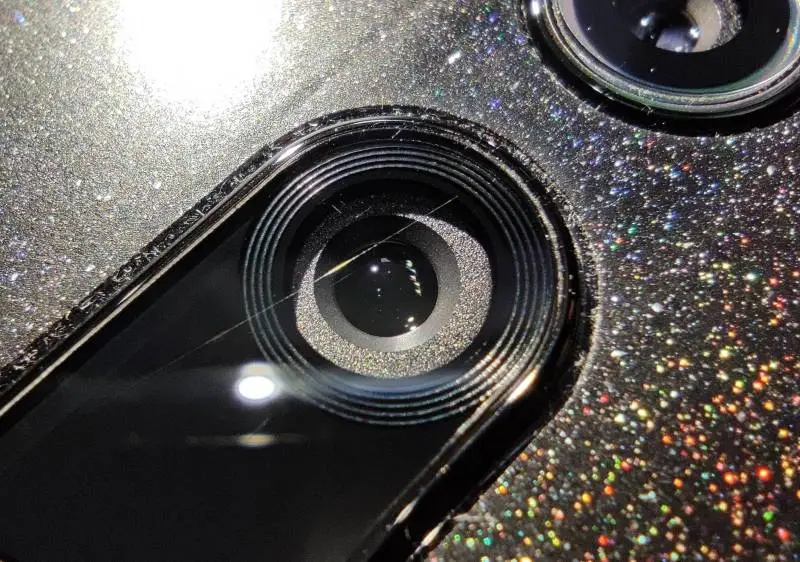 porysowany aparat w smartfonie