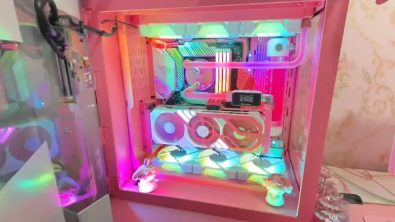 Potężny gamingowy PC jak różowy dom dla lalek