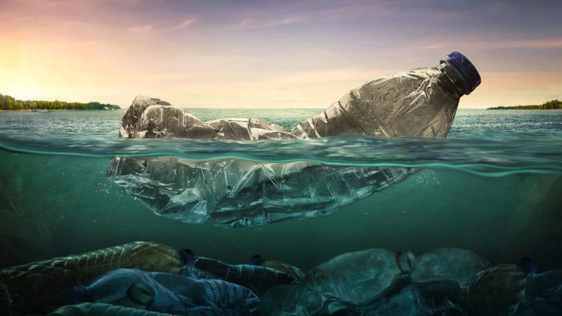 plastik w wodzie