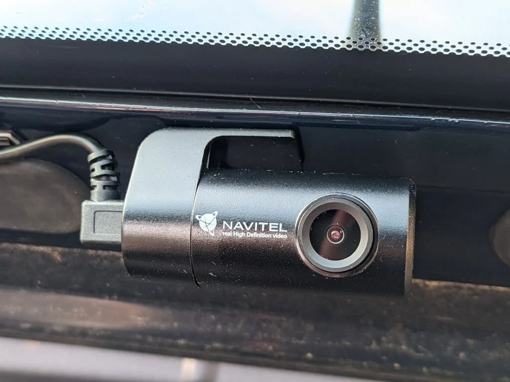 Ta kamera widzi dużo więcej. Test rejestratora Navitel R250 Dual