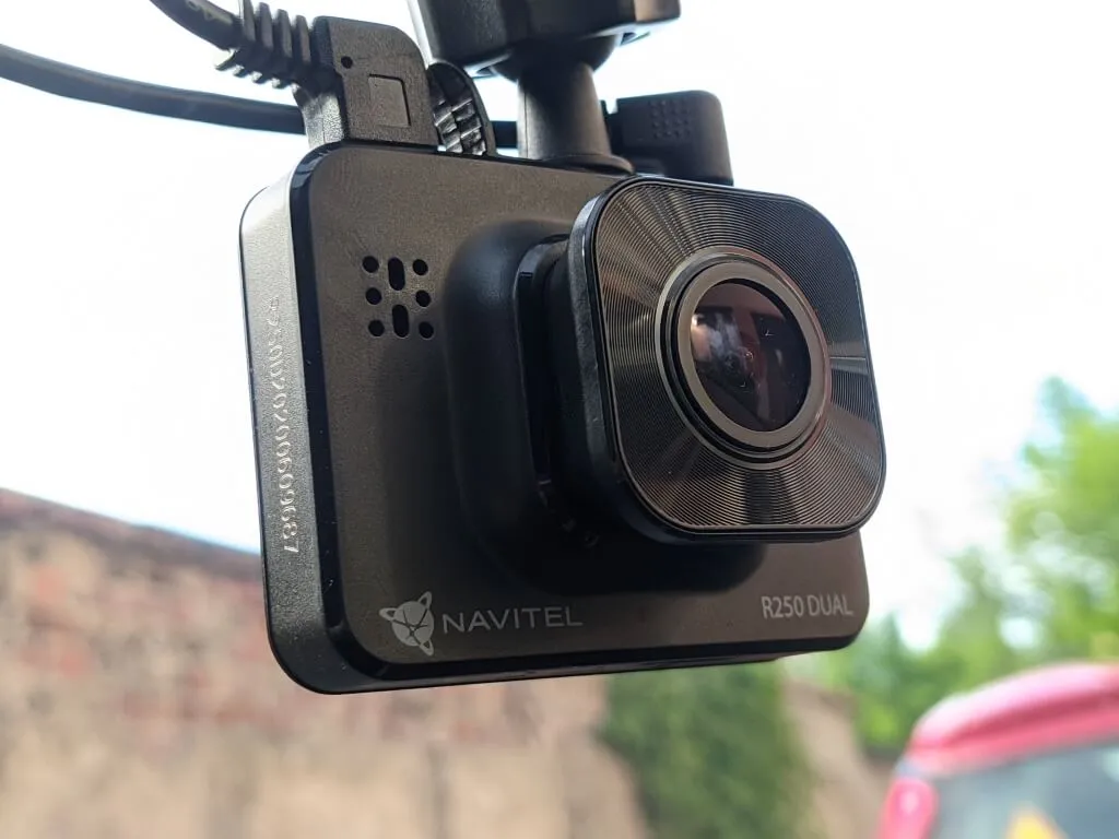 Ta kamera widzi dużo więcej. Test rejestratora Navitel R250 Dual