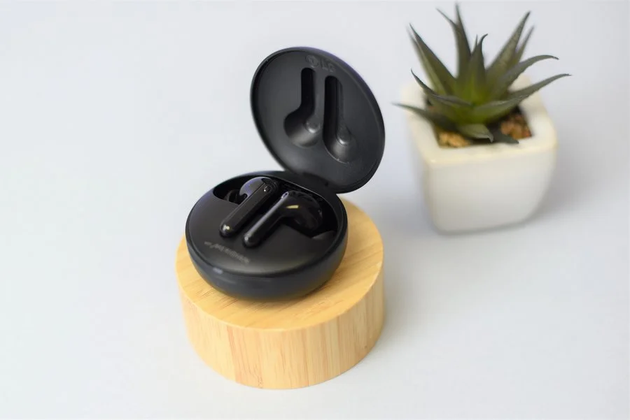 LG TONE Free UVnano 3