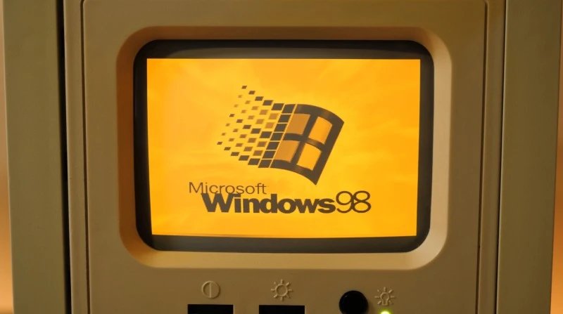 Zapomniana technika: monitor CRT montowany w obudowie z 1997 roku