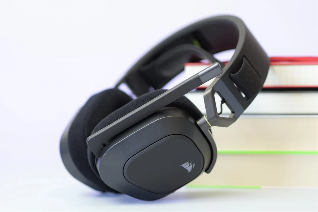 CORSAIR HS80 RGB Wireless 4