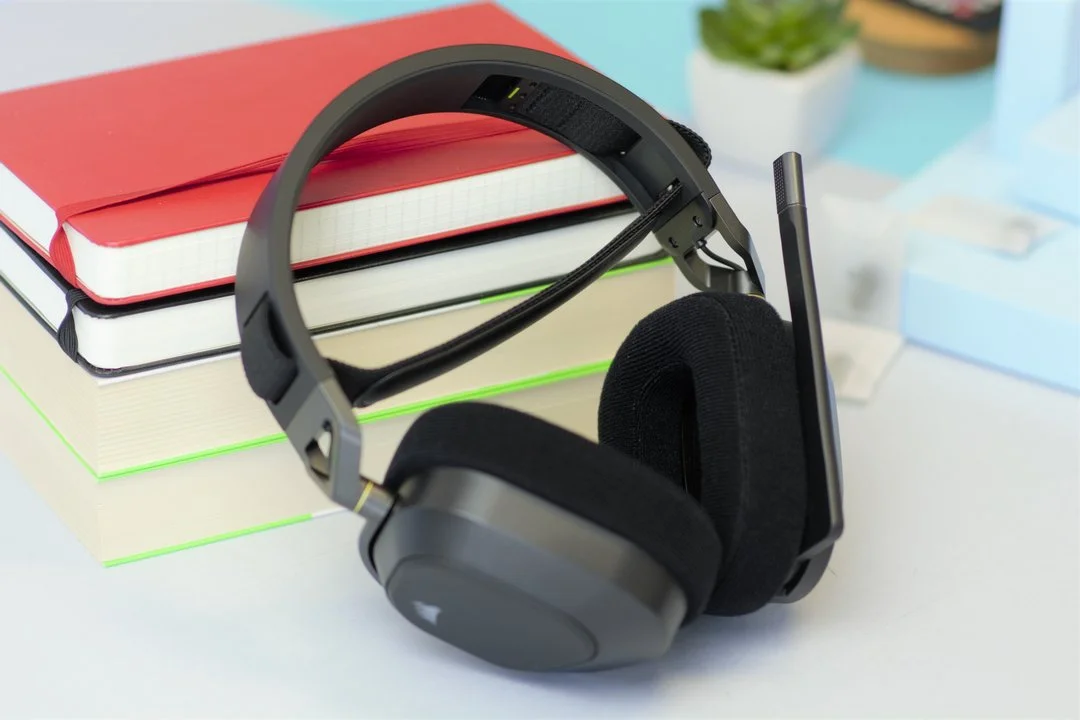 CORSAIR HS80 RGB Wireless 6