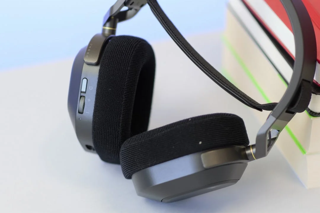 CORSAIR HS80 RGB Wireless 8