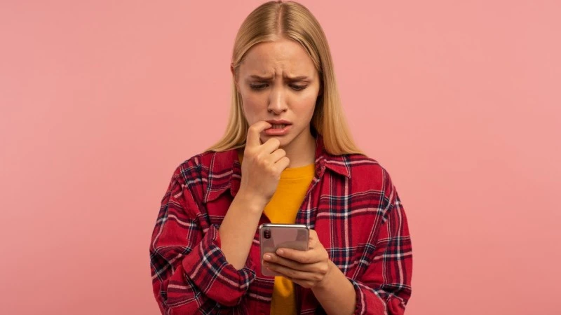 smutna pani smartfon 2