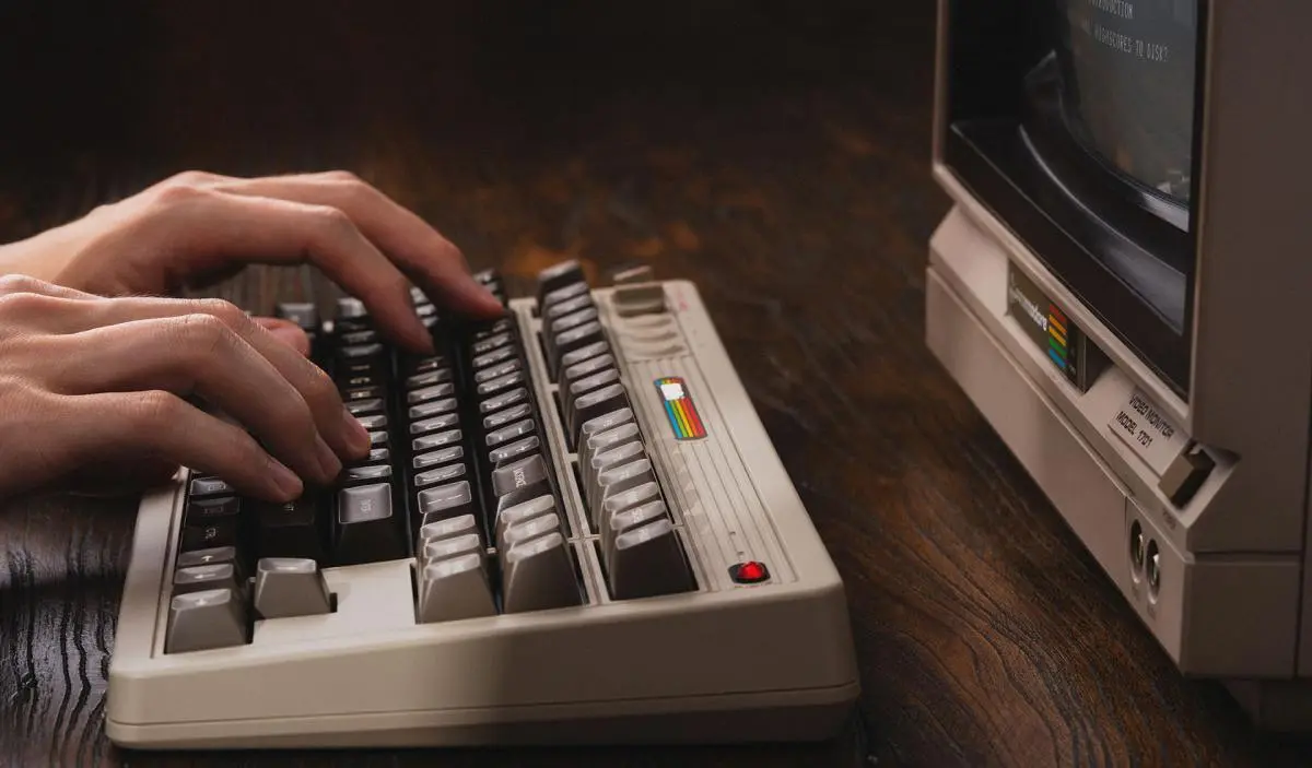 8BitDo Retro Keyboard – C64 Edition